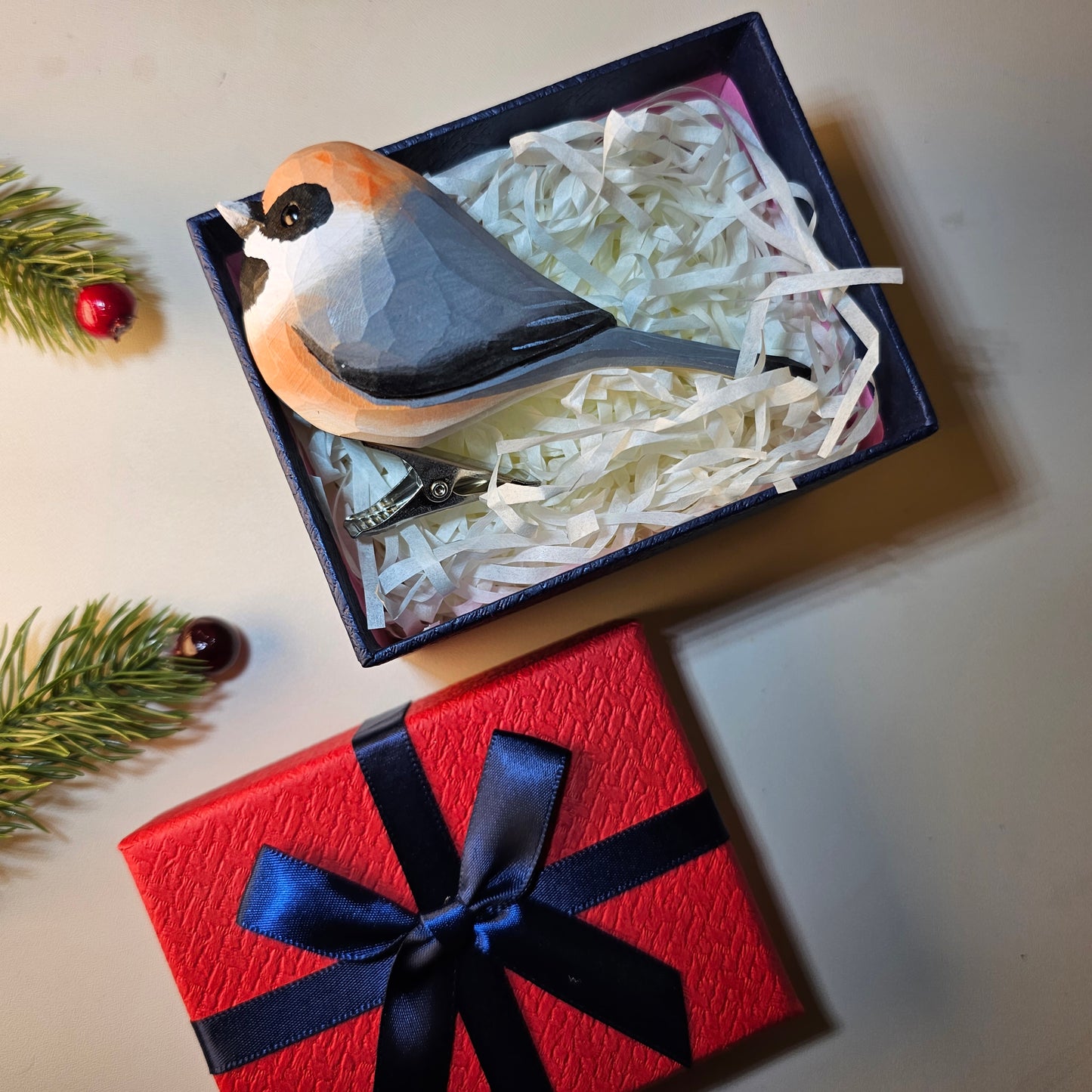 Adornos de pájaros con clip y embalaje en caja de regalo