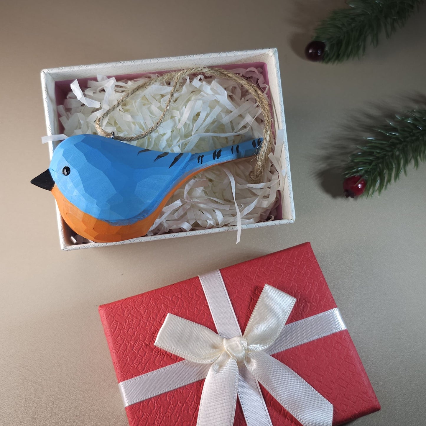 Adornos colgantes de pájaros con embalaje en caja de regalo