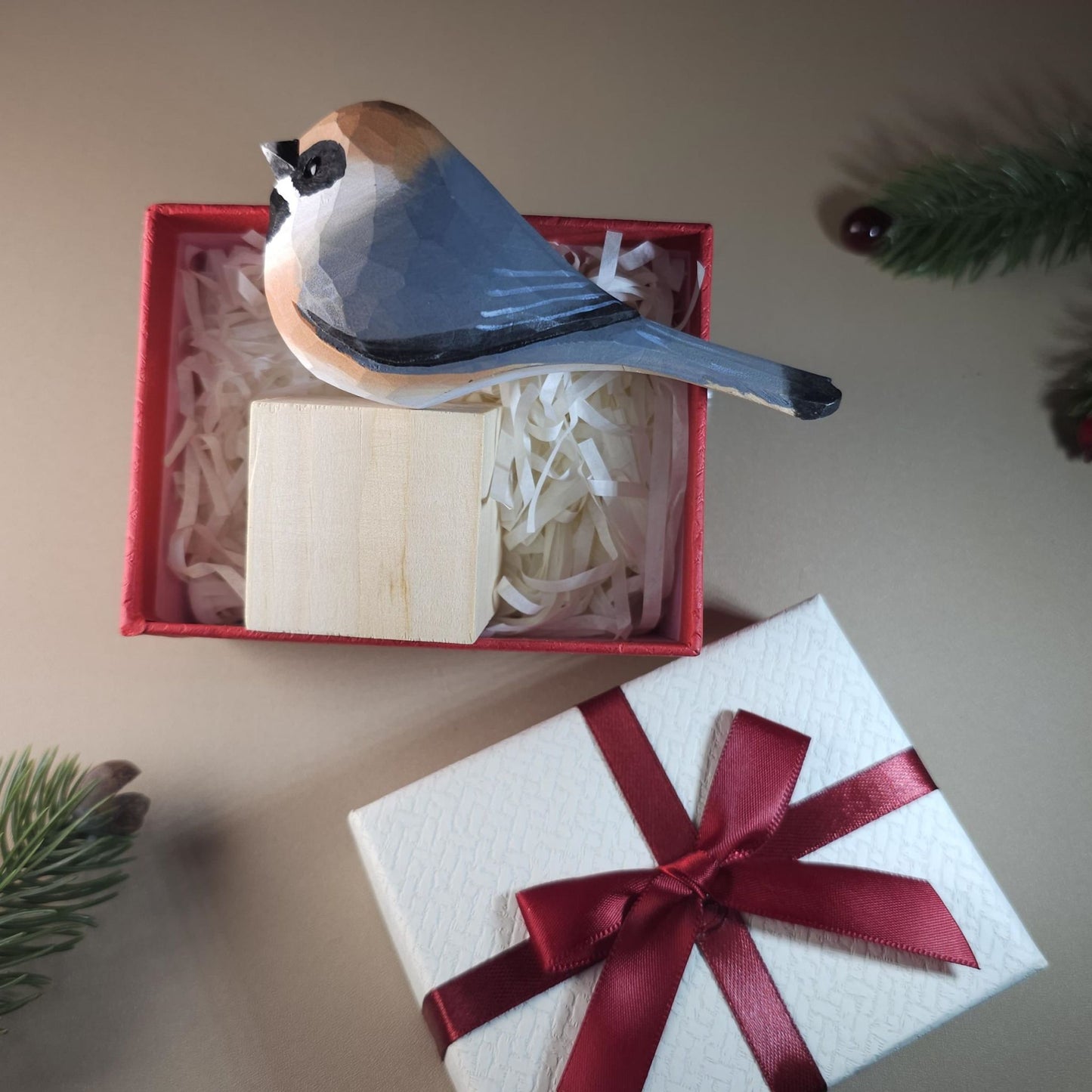 La figura de pájaro viene con soporte de madera y caja de regalo.