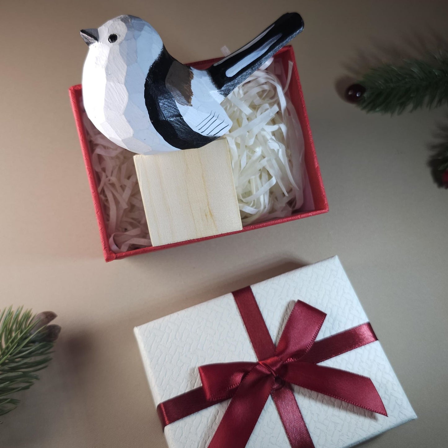 La figura de pájaro viene con soporte de madera y caja de regalo.